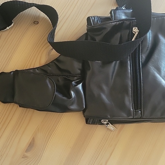 ROOTS🍁 Black Faux Leather Over the Shoulder Bag - Picture 6 of 6